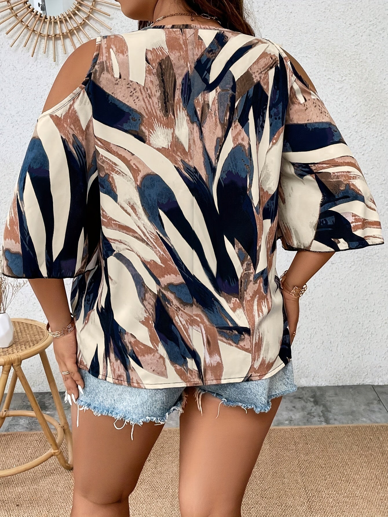Women's Plus Size Printed V-Neck Front-Zip Cold-Shoulder Three Quarters Sleeve Casual Top - Work & Party Blouse